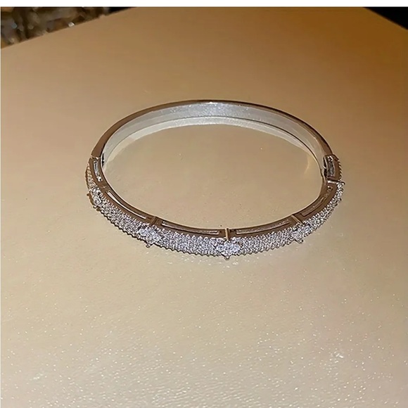 Exquisite 18k White Gold plated Four-Leaf Flower Hinged Rhinestone bangle 16” - Picture 2 of 16